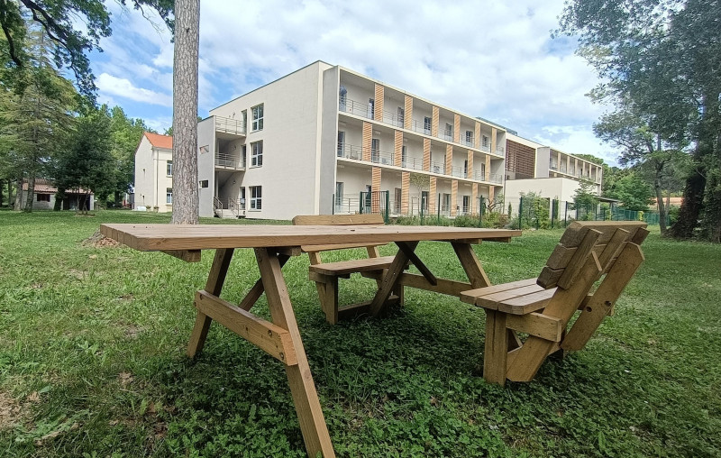Des Tables Pique-Nique installées dans notre parc