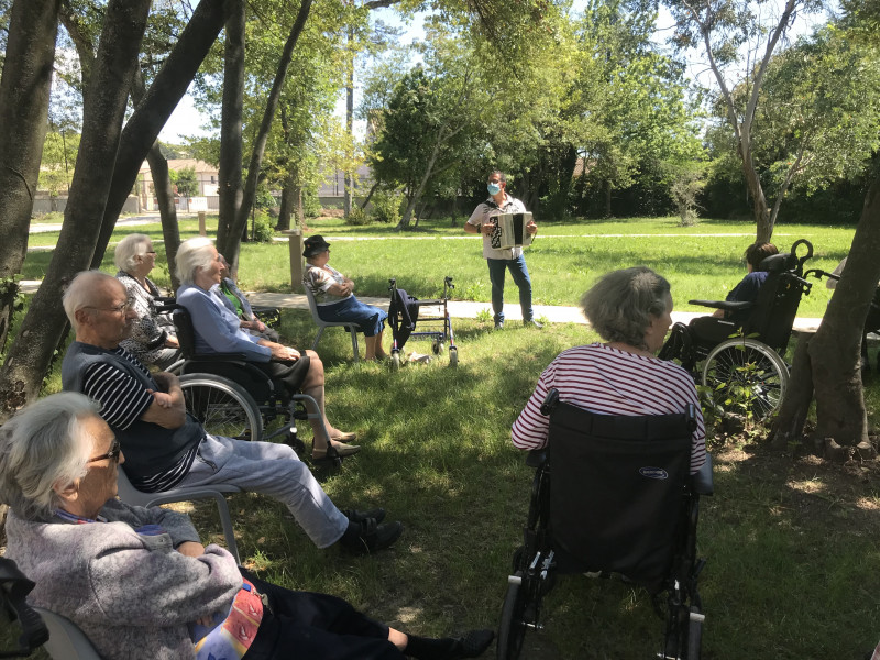 Un accordéoniste dans le parc.