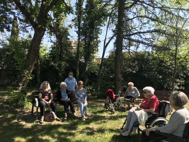 Discussion à l'ombre de notre parc