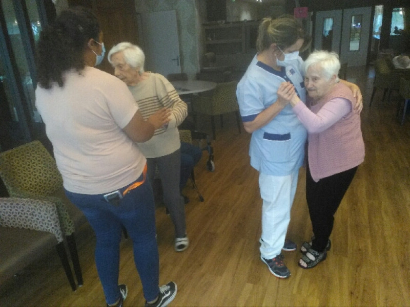 On danse à l'unité protégée.