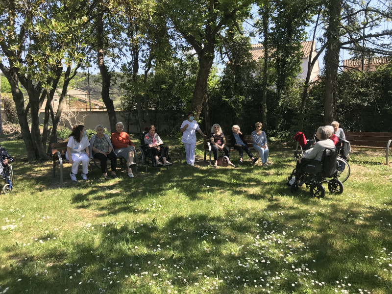 Discussion à l'ombre de notre parc