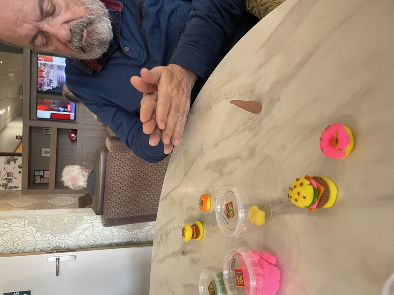 Atelier manuel en Unité Protégée avec la pâte à modeler
